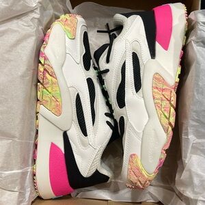 BRAND NEW PUMA SNEAKERS! Size 7 1/2, Wmns Hedra 'Chaos'